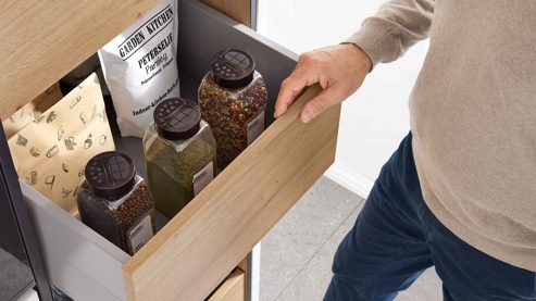 Einbauküche WERT KÜCHE® aus Holz in Weiß WERT KÜCHE® Vivien mit Constructa Einbaugeräten Satinweiß & Asteiche - Stellfläche ca. 457 x 300 cm