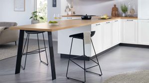 Einbauküche WERT KÜCHE® aus Holz in Weiß WERT KÜCHE® Vida mit Constructa Einbaugeräten Satinweiß & Asteiche - Stellfläche ca. 457 x 300 cm