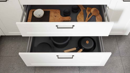 Einbauküche WERT KÜCHE® aus Holz in Weiß WERT KÜCHE® Vida mit Constructa Einbaugeräten Satinweiß & Asteiche - Stellfläche ca. 457 x 300 cm