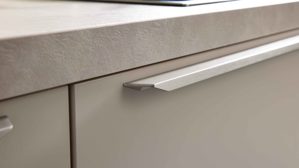 Einbauküche WERT KÜCHE® aus Holz in Grau WERT KÜCHE® Mattea mit privileg Einbaugeräten Kieselgrau & Nebraska Eiche - zweizeilig