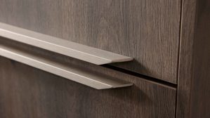 Einbauküche WERT KÜCHE® aus Holz in Grau WERT KÜCHE® Mattea mit Einbaugeräten und großer Kücheninsel Kieselgrau & Nebraska Eiche - zweiteilig