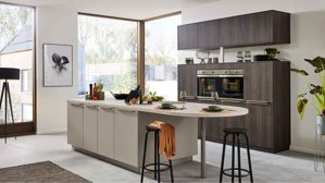 Einbauküche WERT KÜCHE® aus Holz in Grau WERT KÜCHE® Mattea mit privileg Einbaugeräten Kieselgrau & Nebraska Eiche - zweizeilig