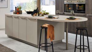 Einbauküche WERT KÜCHE® aus Holz in Grau WERT KÜCHE® Mattea mit Einbaugeräten und großer Kücheninsel Kieselgrau & Nebraska Eiche - zweiteilig