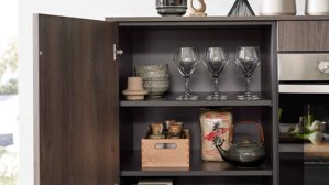 Einbauküche WERT KÜCHE® aus Holz in Grau WERT KÜCHE® Mattea mit Einbaugeräten und großer Kücheninsel Kieselgrau & Nebraska Eiche - zweiteilig