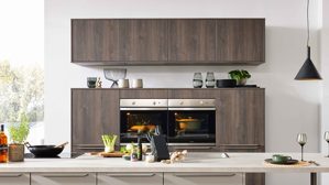 Einbauküche WERT KÜCHE® aus Holz in Grau WERT KÜCHE® Mattea mit Einbaugeräten und großer Kücheninsel Kieselgrau & Nebraska Eiche - zweiteilig