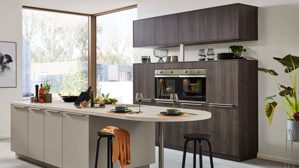 Einbauküche WERT KÜCHE® aus Holz in Grau WERT KÜCHE® Mattea mit privileg Einbaugeräten Kieselgrau & Nebraska Eiche - zweizeilig