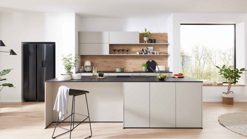 Einbauküche WERT KÜCHE® aus Holz in Grau WERT KÜCHE® Mattea mit Side by Side Kühl-Gefrierkombi Kieselgrau & Wildeiche - zweizeilig