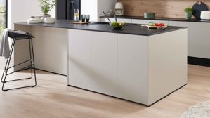 Einbauküche WERT KÜCHE® aus Holz in Grau WERT KÜCHE® Mattea mit Side by Side Kühl-Gefrierkombi Kieselgrau & Wildeiche - zweizeilig