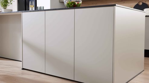 Einbauküche WERT KÜCHE® aus Holz in Grau WERT KÜCHE® Mattea mit Side by Side Kühl-Gefrierkombi Kieselgrau & Wildeiche - zweizeilig