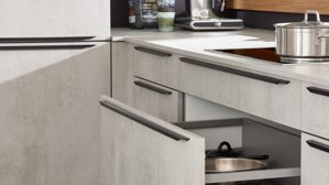 Einbauküche WERT KÜCHE® aus Holz in Grau WERT KÜCHE® Ella mit Miele Einbaugeräten quarzgrauer Beton - zweizeilig