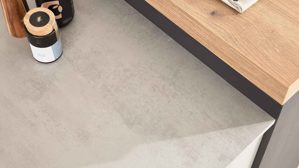 Einbauküche WERT KÜCHE® aus Holz in Grau WERT KÜCHE® Ella mit Miele Einbaugeräten quarzgrauer Beton - zweizeilig