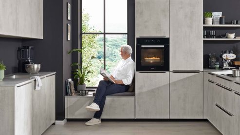 Einbauküche WERT KÜCHE® aus Holz in Grau WERT KÜCHE® Ella mit Miele Einbaugeräten quarzgrauer Beton - zweizeilig