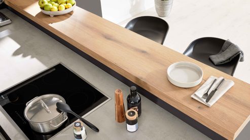 Einbauküche WERT KÜCHE® aus Holz in Grau WERT KÜCHE® Ella mit Miele Einbaugeräten quarzgrauer Beton - zweizeilig