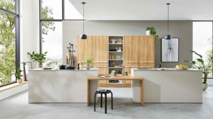 Einbauküche WERT KÜCHE® aus Holz in Beige WERT KÜCHE® Mattea mit zwei Kücheninseln Muschelweiß & Aurora Eiche - zweizeilig