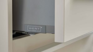 Einbauküche WERT KÜCHE® aus Holz in Beige WERT KÜCHE® Mattea mit zwei Kücheninseln Muschelweiß & Aurora Eiche - zweizeilig