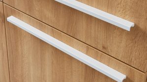 Einbauküche WERT KÜCHE® aus Holz in Beige WERT KÜCHE® Ulrika mit zwei Kücheninseln Muschelweiß & Aurora Eiche - zweizeilig