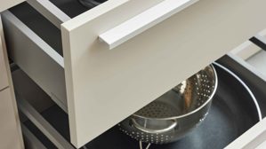 Einbauküche WERT KÜCHE® aus Holz in Beige WERT KÜCHE® Mattea mit zwei Kücheninseln Muschelweiß & Aurora Eiche - zweizeilig