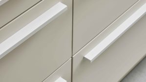 Einbauküche WERT KÜCHE® aus Holz in Beige WERT KÜCHE® Ulrika mit zwei Kücheninseln Muschelweiß & Aurora Eiche - zweizeilig