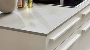 Einbauküche WERT KÜCHE® aus Holz in Beige WERT KÜCHE® Ulrika mit zwei Kücheninseln Muschelweiß & Aurora Eiche - zweizeilig