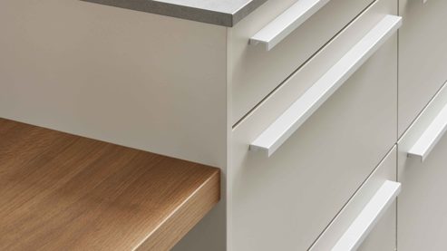 Einbauküche WERT KÜCHE® aus Holz in Beige WERT KÜCHE® Ulrika mit zwei Kücheninseln Muschelweiß & Aurora Eiche - zweizeilig