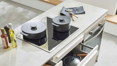 Einbauküche WERT KÜCHE® aus Holz in Beige WERT KÜCHE® Mattea mit zwei Kücheninseln Muschelweiß & Aurora Eiche - zweizeilig