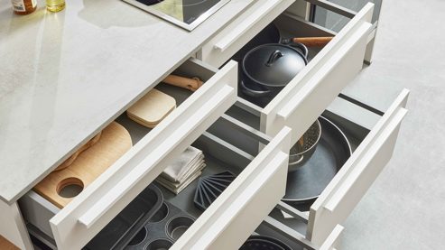 Einbauküche WERT KÜCHE® aus Holz in Beige WERT KÜCHE® Ulrika mit zwei Kücheninseln Muschelweiß & Aurora Eiche - zweizeilig