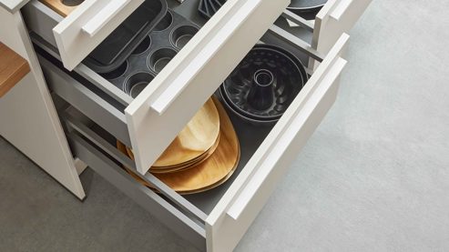 Einbauküche WERT KÜCHE® aus Holz in Beige WERT KÜCHE® Ulrika mit zwei Kücheninseln Muschelweiß & Aurora Eiche - zweizeilig