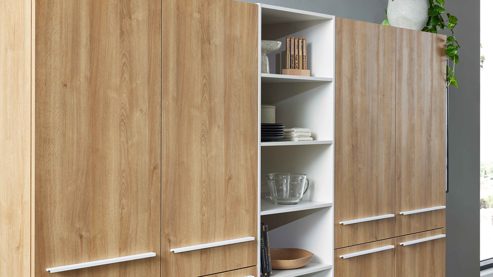 Einbauküche WERT KÜCHE® aus Holz in Beige WERT KÜCHE® Ulrika mit zwei Kücheninseln Muschelweiß & Aurora Eiche - zweizeilig