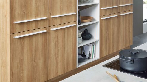 Einbauküche WERT KÜCHE® aus Holz in Beige WERT KÜCHE® Ulrika mit zwei Kücheninseln Muschelweiß & Aurora Eiche - zweizeilig