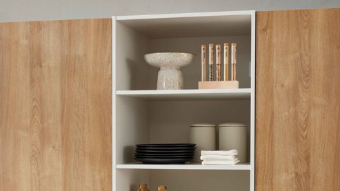 Einbauküche WERT KÜCHE® aus Holz in Beige WERT KÜCHE® Mattea mit zwei Kücheninseln Muschelweiß & Aurora Eiche - zweizeilig