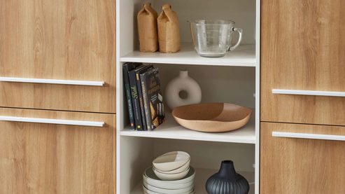 Einbauküche WERT KÜCHE® aus Holz in Beige WERT KÜCHE® Mattea mit zwei Kücheninseln Muschelweiß & Aurora Eiche - zweizeilig