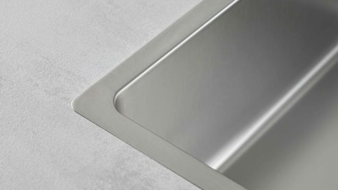 Einbauküche WERT KÜCHE® aus Holz in Beige WERT KÜCHE® Ulrika mit zwei Kücheninseln Muschelweiß & Aurora Eiche - zweizeilig