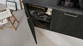 Einbauküche Interliving aus Holz in Hellgrau Interliving Küche Serie 3049 mit AEG Einbaugeräten Platingrau & Eiche Nero – zweizeilig