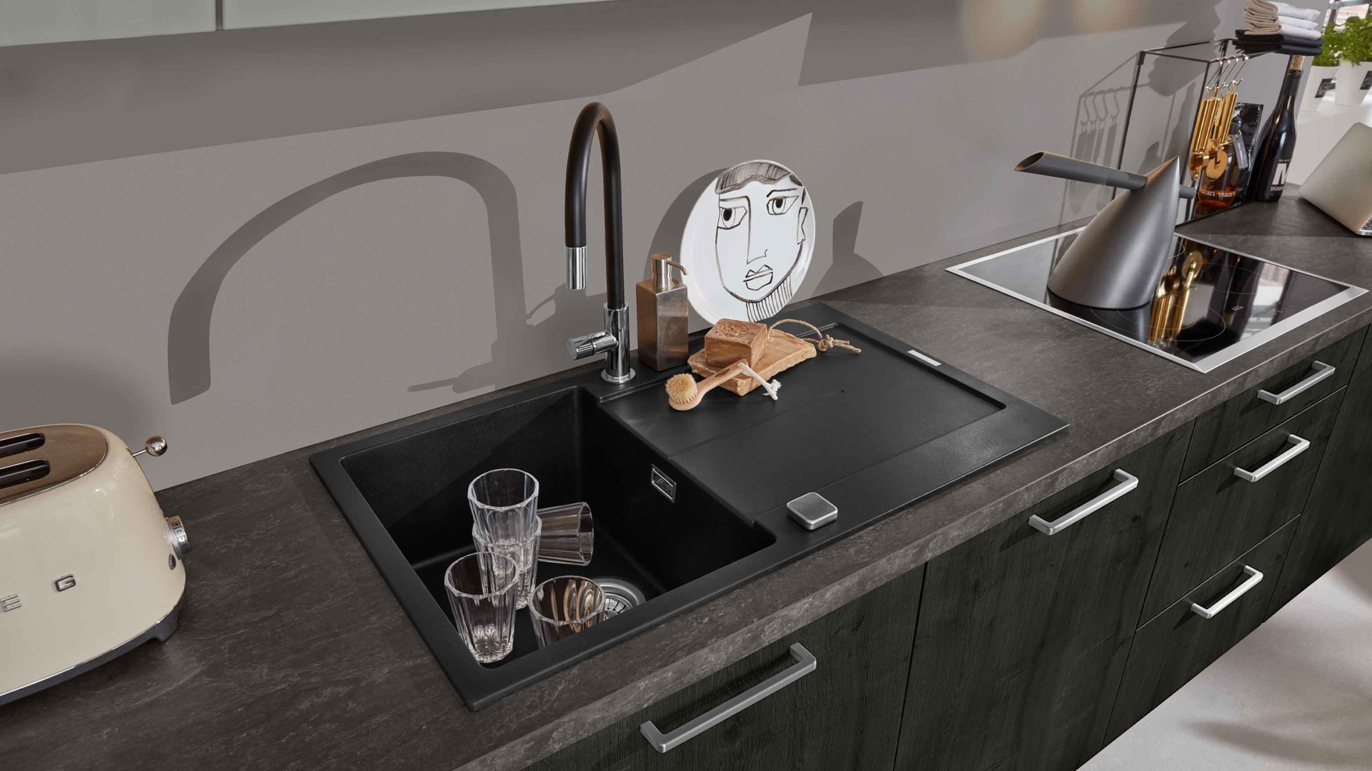 Einbauküche Interliving aus Holz in Hellgrau Interliving Küche Serie 3049 mit AEG Einbaugeräten Platingrau & Eiche Nero – zweizeilig