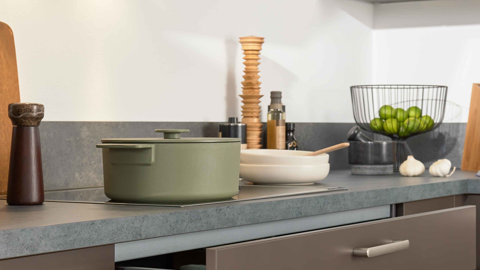 Einbauküche Interliving aus Holz in Braun Interliving Küche Serie 3064 mit privileg-Einbaugeräten Sepiabraun - Stellfläche ca. 345 x 258 cm