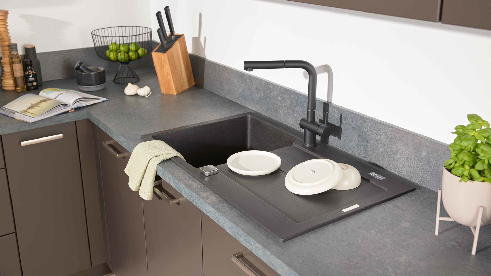 Einbauküche Interliving aus Holz in Braun Interliving Küche Serie 3064 mit privileg-Einbaugeräten Sepiabraun - Stellfläche ca. 345 x 258 cm