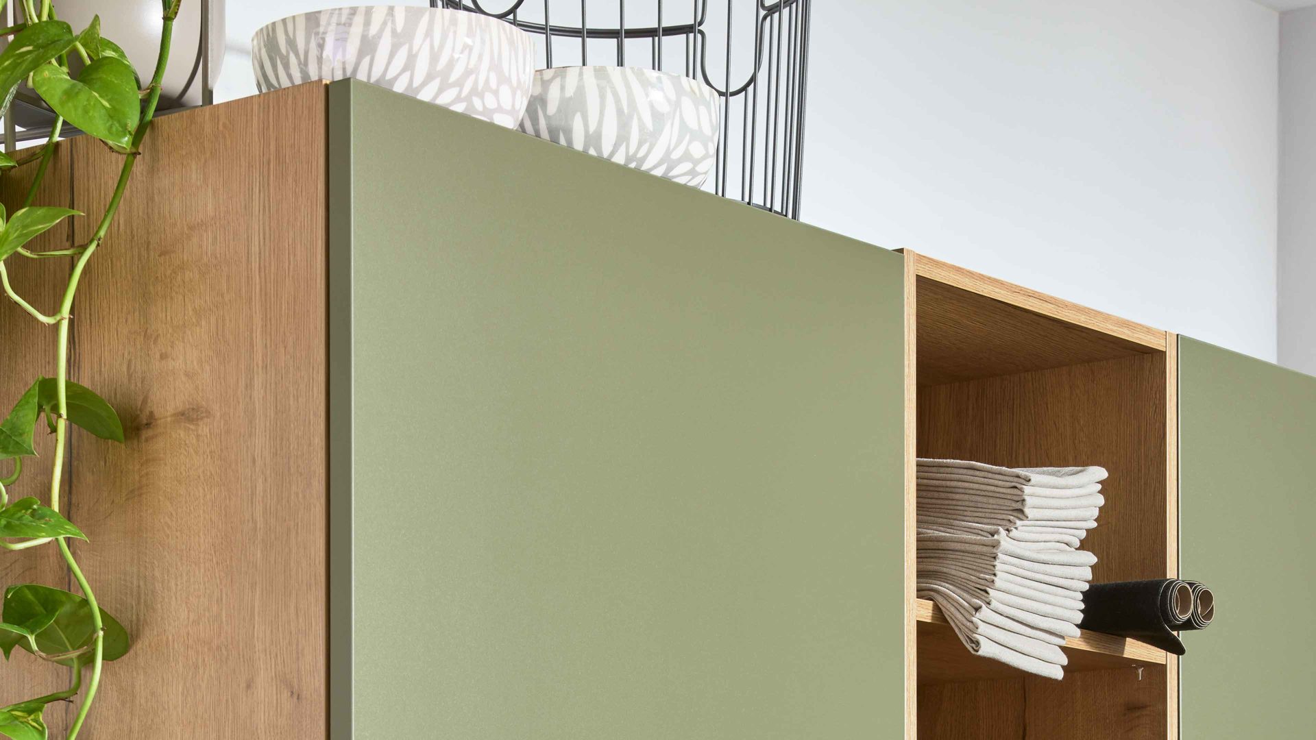 Einbauküche Interliving aus Holz in Grün Interliving Küche Serie 3065 mit SIEMENS-Einbaugeräten Olive & Eiche Ventura – Stellfläche ca. 350 x 278 cm