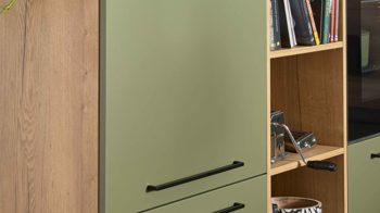 Einbauküche Interliving aus Holz in Grün Interliving Küche Serie 3065 mit SIEMENS-Einbaugeräten Olive & Eiche Ventura – Stellfläche ca. 350 x 278 cm