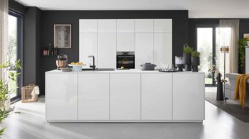 Einbauküche Interliving aus Holz in Weiß Interliving Küche Serie 3066 mit AEG-Einbaugeräten Hochglanz Weiß – zweizeilig