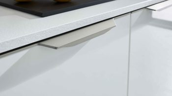 Einbauküche Interliving aus Holz in Weiß Interliving Küche Serie 3066 mit AEG-Einbaugeräten Hochglanz Weiß – zweizeilig