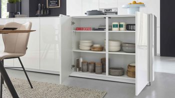 Einbauküche Interliving aus Holz in Weiß Interliving Küche Serie 3066 mit AEG-Einbaugeräten Hochglanz Weiß – zweizeilig