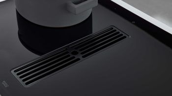 Einbauküche Interliving aus Holz in Weiß Interliving Küche Serie 3066 mit AEG-Einbaugeräten Hochglanz Weiß – zweizeilig