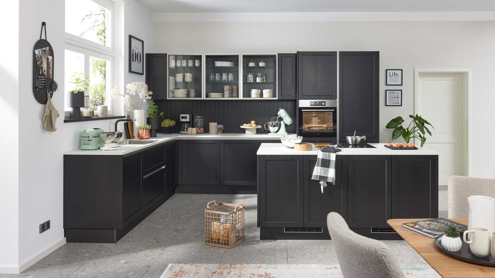 Einbauküche Interliving aus Holz in Schwarz Interliving Küche Serie 3067 mit AEG Einbaugeräten schwarze Esche – zweizeilig