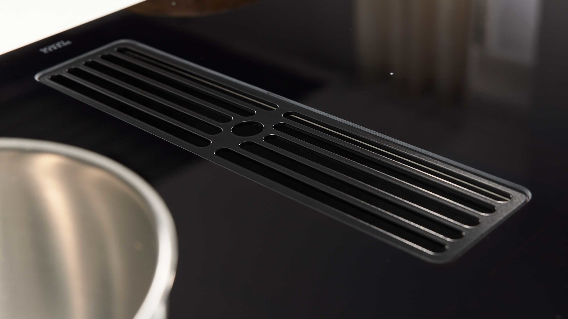 Einbauküche Interliving aus Holz in Schwarz Interliving Küche Serie 3067 mit AEG Einbaugeräten schwarze Esche – zweizeilig