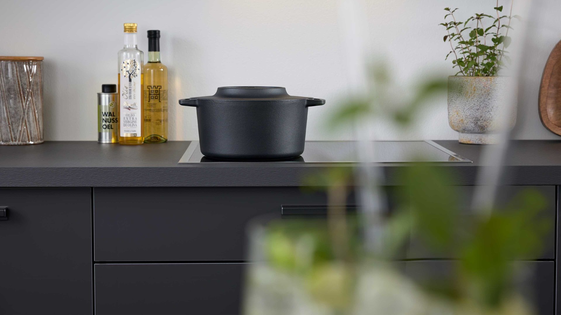 Einbauküche Interliving aus Holz in Dunkelgrau Interliving Küche Serie 3115 mit privileg-Einbaugeräten Graphit Hochglanz – Stellfläche ca. 360 x 365 cm