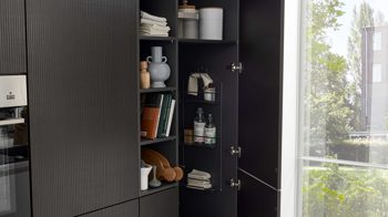 Einbauküche Interliving aus Holz in Dunkelbraun Interliving Küche Serie 3069 mit AEG-Einbaugeräten Stripe Wood Coffee & Hochglanz Weiß – zweizeilig