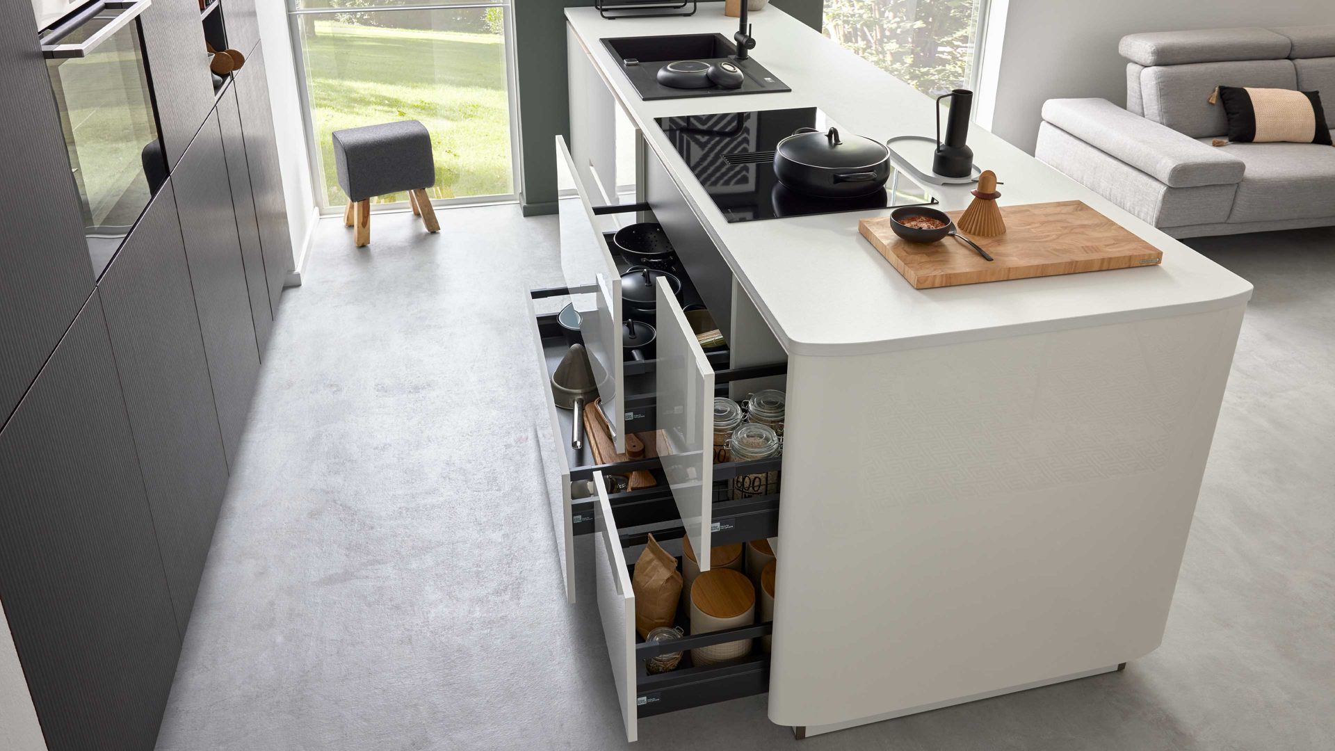 Einbauküche Interliving aus Holz in Dunkelbraun Interliving Küche Serie 3069 mit AEG-Einbaugeräten Stripe Wood Coffee & Hochglanz Weiß – zweizeilig