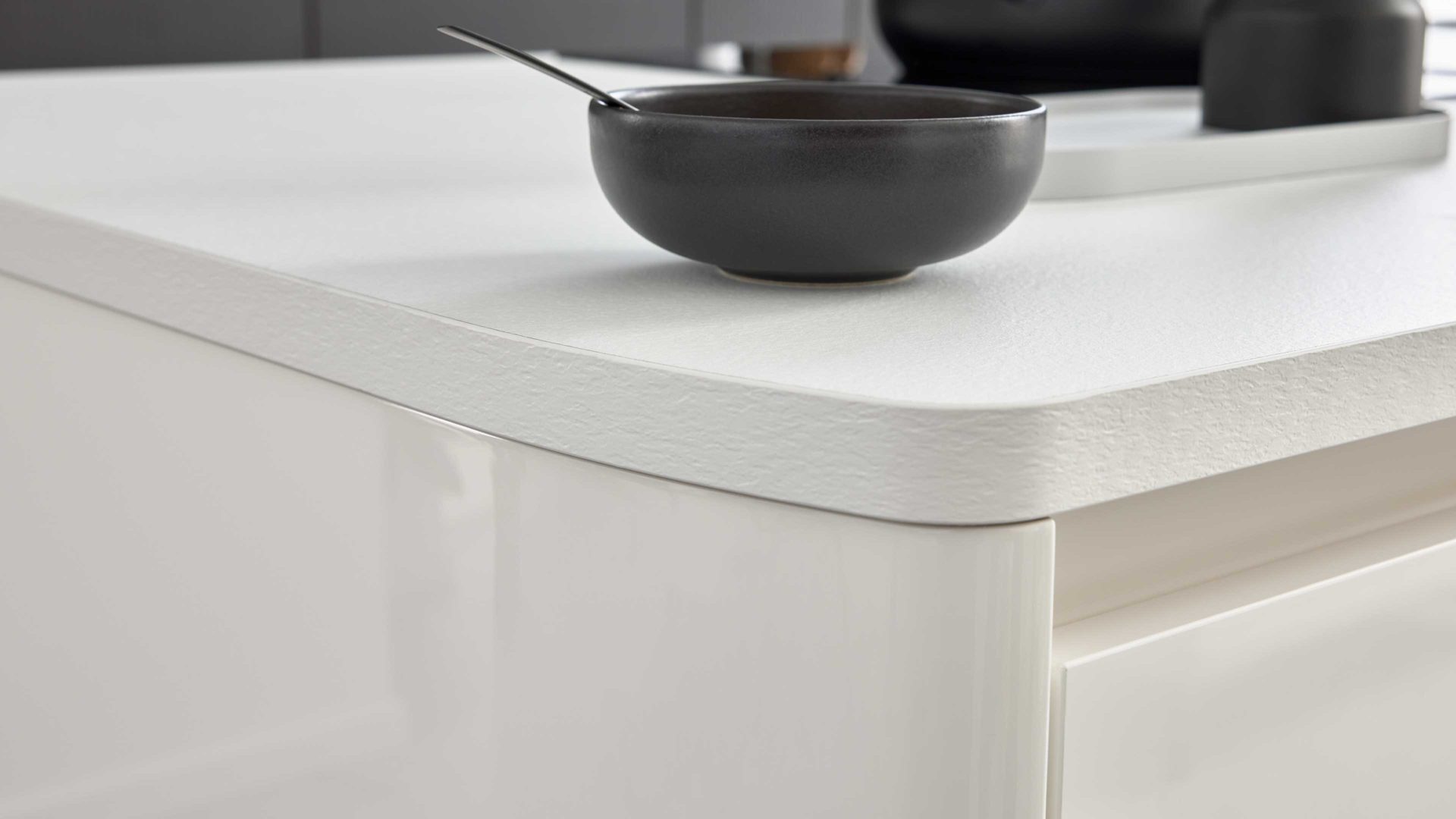 Einbauküche Interliving aus Holz in Dunkelbraun Interliving Küche Serie 3069 mit AEG-Einbaugeräten Stripe Wood Coffee & Hochglanz Weiß – zweizeilig