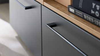 Einbauküche Interliving aus Holz in Dunkelgrau Interliving Küche Serie 3070 mit SIEMENS-Einbaugeräten Graphit & Eiche Ventura - zweizeilig