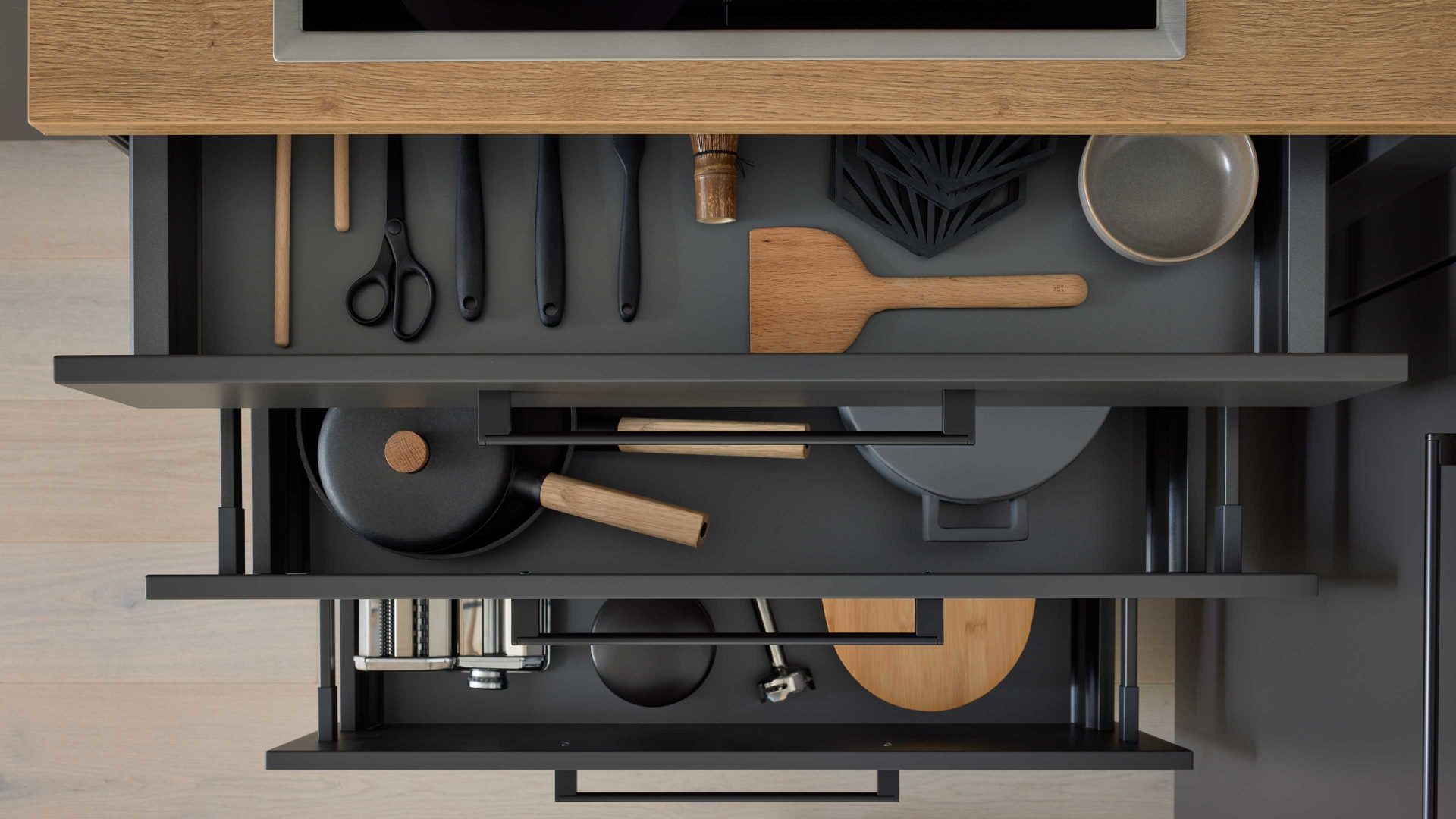 Einbauküche Interliving aus Holz in Dunkelgrau Interliving Küche Serie 3070 mit SIEMENS-Einbaugeräten Graphit & Eiche Ventura - zweizeilig